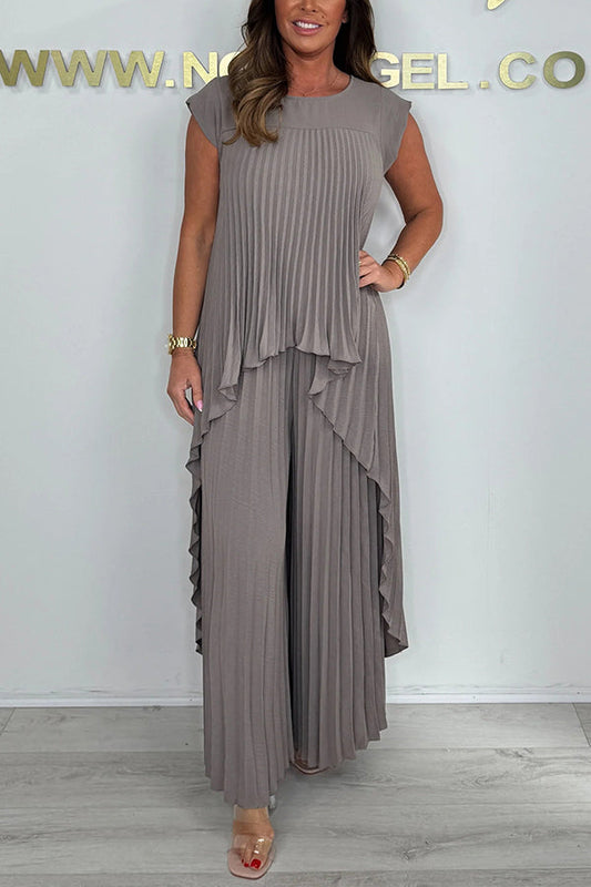 Ensemble composé d'un top midi irrégulier à manches courtes plissées et d'un pantalon à jambe large avec taille élastiquée